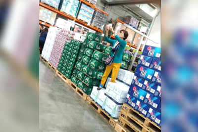 踩好市多商品上拍照！大媽「秀輕功」他超傻眼　網怒：拉低素質