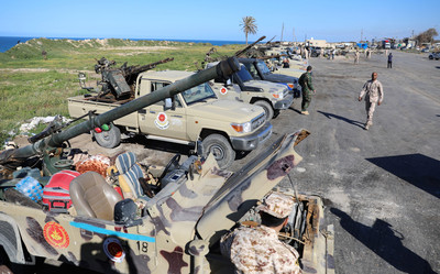 大戰即將爆發！利比亞反抗軍閃電攻勢直逼首都　政府軍城外50公里強勢反擊　