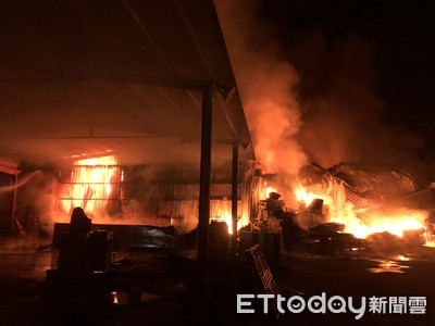 土城山區鐵皮倉庫深夜大火　消防員接力送水上山急滅火