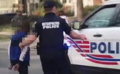 拿BB槍劫iPhone！10歲黑人男童被上銬押進警車　檢察總長：他是無辜的