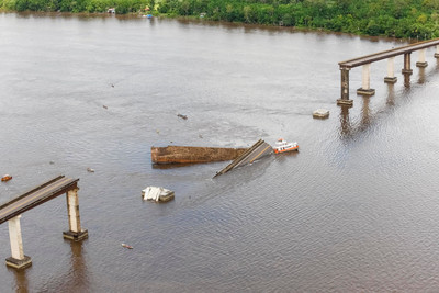 「貨船撞橋墩」巴西大橋竟瞬間崩塌　2車墜海失蹤