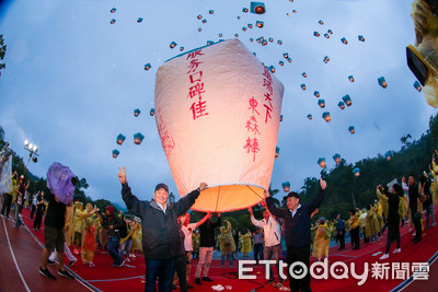 近200盞東森自然美幸福天燈升空　王令麟：兩岸業績一飛沖天