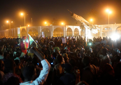 蘇丹安全部隊投煙霧彈驅反政府示威　抗議者：我們有軍隊保護