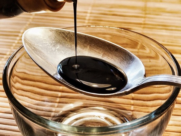 ▲釀造的醬油色澤為深褐色、易透光。（示意圖／Pixabay免費圖庫）
