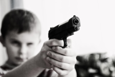 4歲弟弟中空台摸到槍　下秒扣扳機…直接對6歲姊姊爆頭