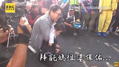 影/母抱插管兒磕頭淚跪:拜託保佑健康長大!白沙屯媽祖回頭...鑾轎輕碰小手