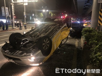 快訊／北市小黃違規左轉遭轎車撞翻　後座乘客受傷送醫