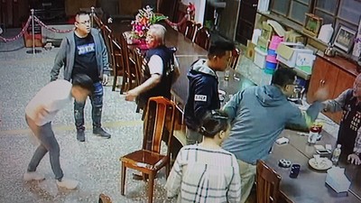 離譜!為了替老爸出口氣 警察兄弟與黑衣人痛毆宮廟主委