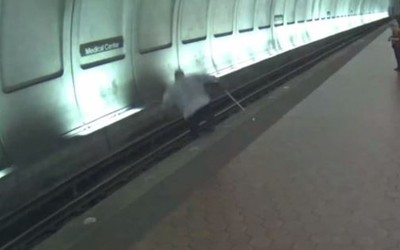 100kg視障男踩空跌過月台　地鐵進站倒數20秒…3男合力拉起