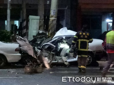驚悚! 轎車自撞「包電桿」成廢鐵 酒駕男斷腿昏迷