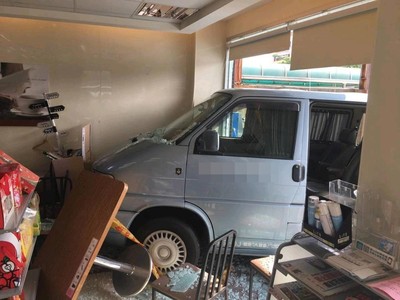 影/只是想買包菸!男「腿上突然一麻」誤踩油門…暴衝撞破超商