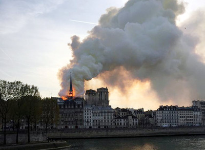 快訊／850年古蹟「巴黎聖母院」驚傳大火！一把火燒噬　封鎖市區