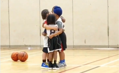 5歲籃球男孩「抱成一團」打氣　暖心瞬間老爸嘆：值得大人學習