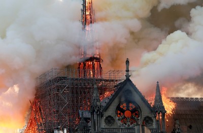 巴黎聖母院陷火海9小時！850年尖塔慘燒塌　全球心疼捐破210億