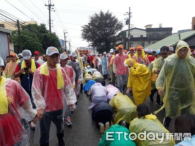 大甲媽祖遶境「不禁鑽轎腳」　彰警籲扛轎陣頭穿制服