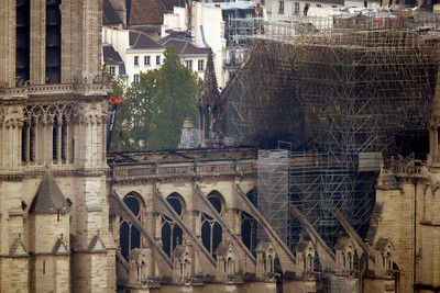 起火點曝光！巴黎聖母院「從尖塔底部悶燒」　工人升降梯惹禍