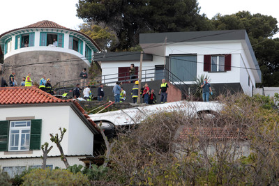 葡萄牙遊覽車翻覆　「砸在屋頂上」至少28死21傷