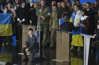 烏克蘭「喜劇之王」民調海放！總統大選辯論　兩候選人突然一起下跪