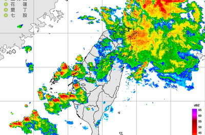 一晚狂閃電「雨大到絕望」！7縣市大雨特報　民眾驚醒：颱風天