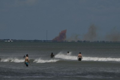 SpaceX可載人「龍飛船2號」引擎測試出異常？ 　海灘彌漫橘紅色濃煙