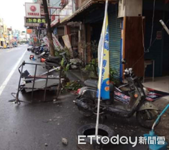 自小客車砰聲連環撞路旁整排機車 居民以為是打雷聲