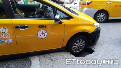 影/大雨掏空路基!北市中山區「柏油路塌陷」 小黃前車輪栽進坑洞