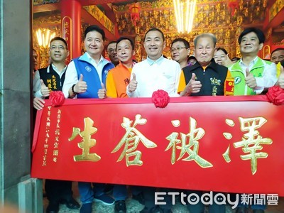 土城三元宮、德天宮齊媽祖遶境 侯友宜扶鑾信眾行腳求保庇
