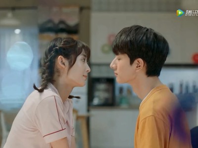 《小時光》沙發「酒醉之吻」甜炸❤ 學霸男「科學式告白」笑翻劇迷