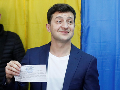 烏克蘭選出首位猶太裔的總統　諧星忘形搞笑亮票給記者
