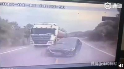 影／上坡彎道逆向超車！下秒被油罐車、巴士夾扁　小學校長慘死