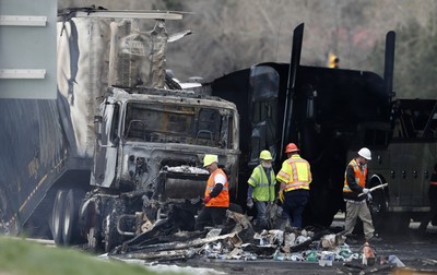 卡車高速撞車陣爆炸...大火狂燒28車「路面融化」釀4死！驚悚畫面曝