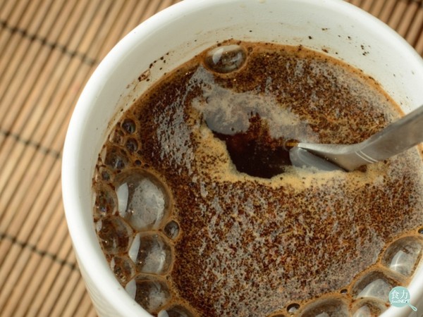 ▲噴霧乾燥製造的咖啡粉末或奶粉製品過細、顆粒密度大時，便常常發生粉末與水接觸互相凝聚不相溶的情形。（圖／食力 foodnext）
