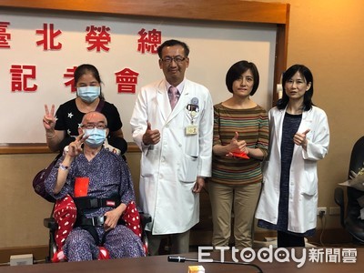 男3度中風「四肢癱瘓7個月」　顱外磁刺激讓他站起來了！