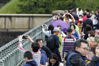 平成最終日！皇居外廣場湧大批人潮　冒雨見證歷史一刻