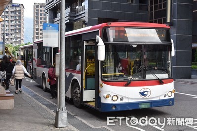 公車闖紅燈突急煞害乘客跌倒骨折！公司賠58萬...向司機討回來