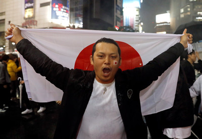 東京街頭人潮狂歡「令和來了」！　衝鋒槍特警澀谷控場