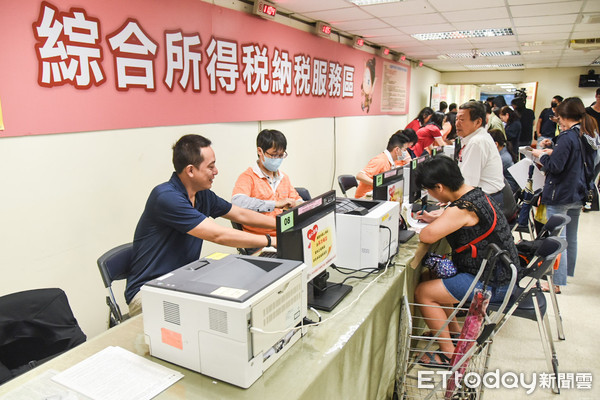 ▲報稅首日民眾排隊狀況。（圖／記者林敬旻攝）