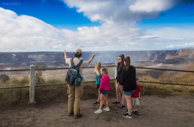 俯瞰夏威夷火山噴發　32歲遊客攀越欄杆慘摔20公尺斷崖