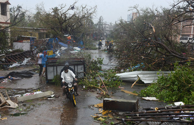 氣旋法尼強襲登陸已知7人死　橫掃印度東岸「招牌全飛天」　