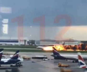 快訊／恐怖火尾滑行15秒！俄羅斯航空突折返降落　乘客遭煙吞　已5傷
