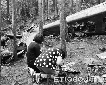 墜毀苗栗深山41年「飛官劉傳集入祀忠烈祠」　妻女見殘骸下跪落淚