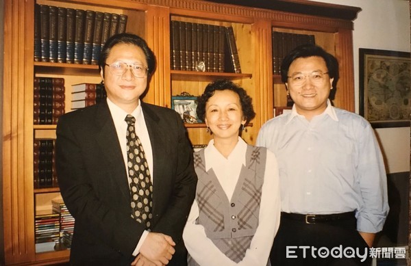 ▲  高信疆與柯元馨伉儷1996年香港半山梅道造訪作者。（圖／作者提供，請勿隨意翻拍，以免侵權。）