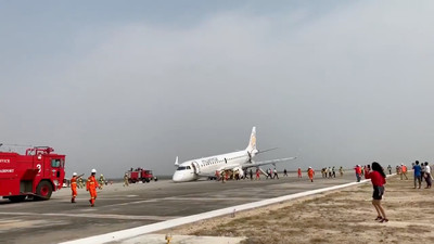 緬甸客機起落架失靈迫降！機頭觸地滑行30秒噴火花　機內飄煙霧