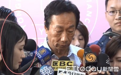 郭台銘緊握「美女記者」小手！網友跪求神人開門　他一搜哭了：死會啦