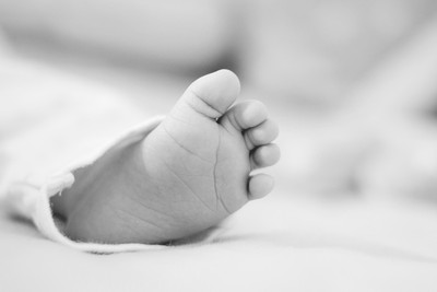 他聽哭鬧聲穿腦「睡眠被剝奪」　2米高摔死6個月大女嬰