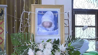 她羊水破等4小時「胎死腹中」…醫師：市立醫院就要排隊　葬禮擺2奶瓶超心酸