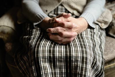 遭酒駕撞死！阿嬤常入孫夢有事要說...「蹲地煎藥」背後原因超鼻酸