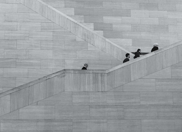 ▲“A black-and-white shot of people climbing up a tall concrete staircase”。（圖／Kyaw Tun on Unsplash）
