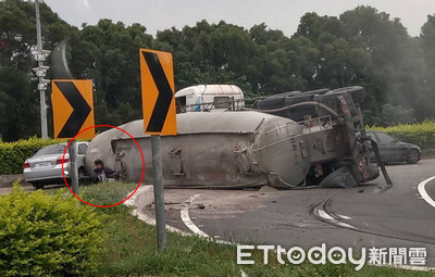 槽車煞車失靈失控翻覆！害後方汽機車擦撞　騎士「時間差」躲死劫