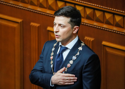 烏克蘭「喜劇演員」總統就職　第一道命令：解散議會